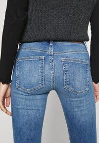 Vero Moda Petite VMPEACH - Calças de ganga de corte skinny - medium blue denim