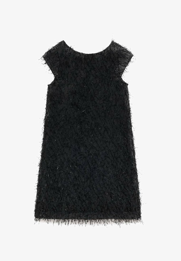 Vestito nero con maniche corte, realizzato in materiale testurizzato con un aspetto sfilacciato e una sottile lucentezza, caratterizzato da una forma a trapezio e un colletto rotondo.