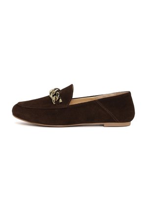 Brauner Veloursleder-Slipper mit goldfarbenem Kettendetail oben und hellbeiger Sohle, seitlich betrachtet.