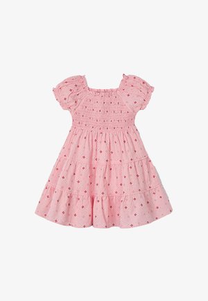 Abito rosa con maniche corte a sbuffo, corpetto arricciato, rouches a strati e ricami floreali in rosso e bianco su tutta la stoffa.