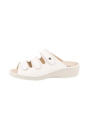 Sandale blanche à bout ouvert avec trois brides Velcro réglables et un petit talon compensé, conçue pour le confort et une facilité de port.
