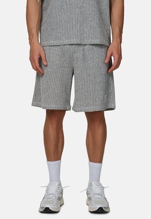 Szare męskie szorty w paski wykonane z fakturowanej tkaniny. Luźny krój z elastycznym pasem, sięgające tuż nad kolano. Subtelne logo.