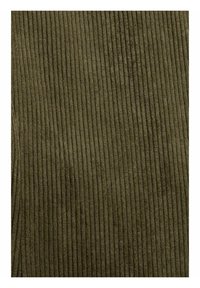 Zielona oliwkowa tkanina kordurowa o wyraźnej pionowej teksturze żeber, tworząca miękką i dotykową powierzchnię. Idealna do odzieży i tapicerki.