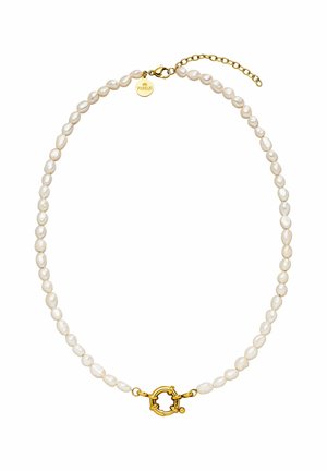 Ketting met kleine onregelmatige witte parels, gouden karabijnsluiting, verlengketting en ronde gouden hanger gegraveerd met "PURELEI."
