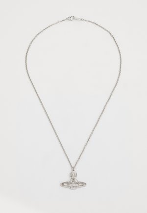Collar de cadena de plata con un colgante decorativo en forma de corona, con intrincados adornos y un acabado pulido.