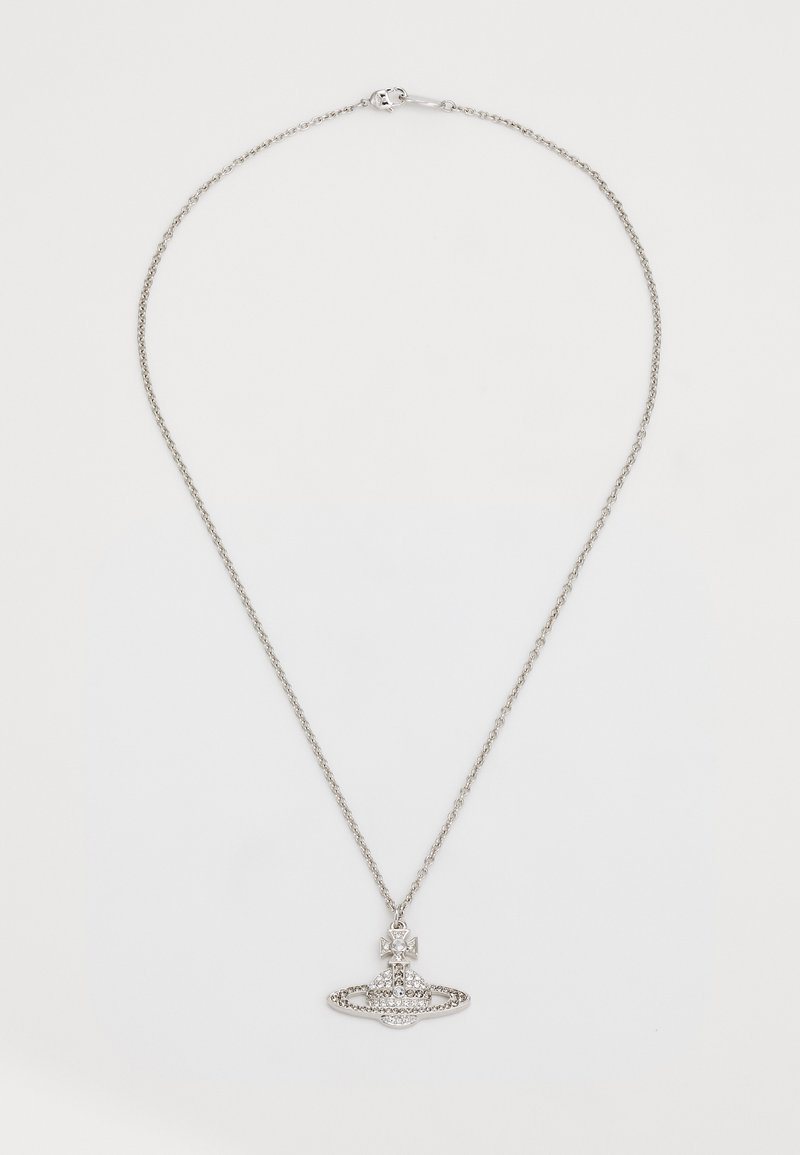Collar de cadena de plata con un colgante decorativo en forma de corona, con intrincados adornos y un acabado pulido.