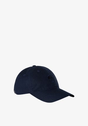 Cappellino da baseball blu navy scuro con visiera curva e piccolo logo circolare in rilievo sul davanti, su sfondo bianco.