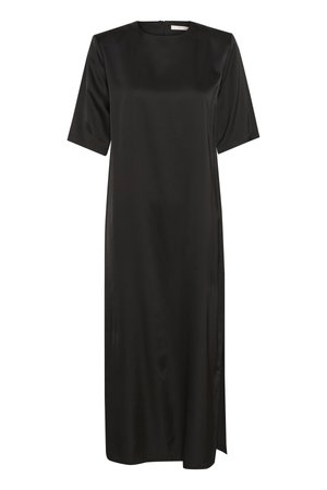 Svart midikjole laget av glatt, glinsende stoff, med korte ermer og rett snitt med en splitt på siden for bevegelsesfrihet.