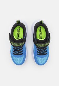 Modré tenisky s černými a neonově zelenými detaily, síťovaný materiál a polstrovaný límec. Disponují páskem a tkaničkami pro bezpečné uchycení.
