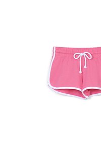 Shorts sportivi rosa con una texture morbida, vita elastica, laccetto e strisce laterali bianche. Caratterizzati da un design confortevole e casual.