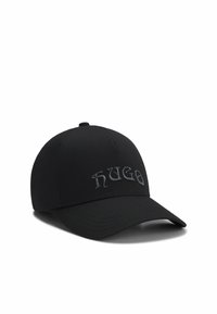 Zwarte pet van stof met een ronde kroon en een gebogen klep. De voorkant heeft een geborduurd "HUGO" logo in het grijs.