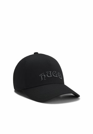 Schwarze Kappe aus Stoff mit einer runden Krone und einem gebogenen Schirm. Auf der Vorderseite ist das gestickte "HUGO"-Logo in Grau zu sehen.