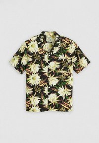 Camisa hawaiana de manga corta negra con un patrón floral en blanco y verde, con acentos en rosa y cierre de botón.