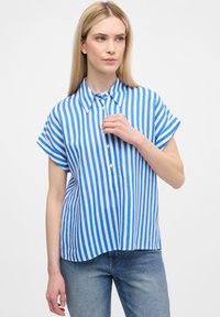 Camicia a maniche corte a righe blu e bianche in cotone, con colletto button-down, bottoni frontali e orlo curvo.