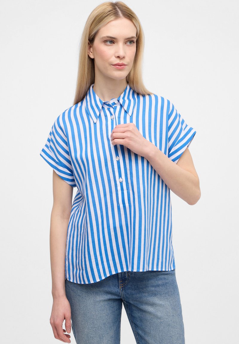 Camicia a maniche corte a righe blu e bianche in cotone, con colletto button-down, bottoni frontali e orlo curvo.