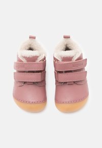 Rosa Leder-Schuhe mit doppelten Klettverschlüssen, weichem beigen Futter und einer strapazierfähigen, tanfarbenen Gummisohle. Rundliche Zehenform und robuste Verarbeitung.