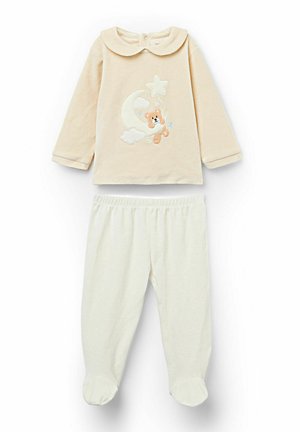 Haut beige à manches longues avec col rond, orné d'un ours brodé, d'une lune et d'étoiles ; associé à un pantalon crème avec un détail de pied.