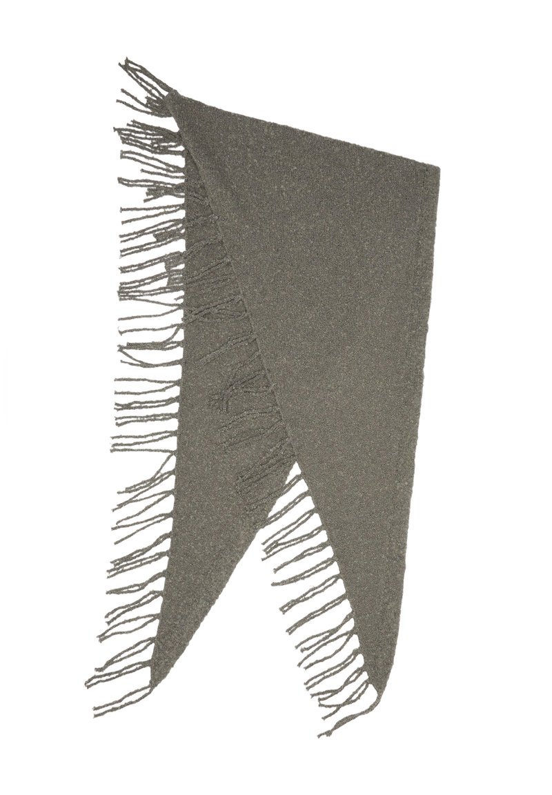 Szary trójkątny szalik z teksturowanej tkaniny i frędzlami, charakteryzujący się miękką fakturą i asymetrycznym wzornictwem.
