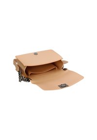 Borsa a tracolla in pelle beige con catena, dotata di chiusura a pattina e due scomparti interni. Texture liscia con dettaglio a pressione metallico.