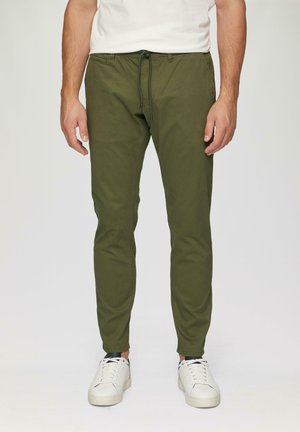 Olijfgroene, taps toelopende joggerbroeken van lichtgewicht stof met een drawstring taille. Gecombineerd met witte sneakers voor een casual look.