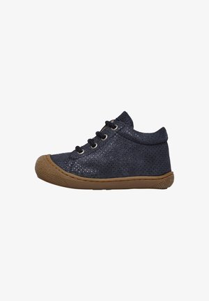 Scarpa per bambini blu navy con superficie luccicante, punta rotonda, suola in gomma marrone e tre occhielli neri per i lacci. Design leggero.