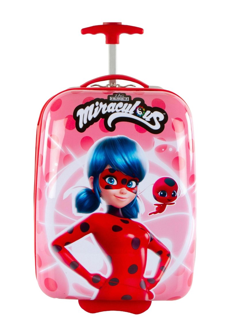 Valigia rigida rosa con un personaggio dei cartoni animati dai capelli blu e macchie rosse, arricchita da un manico rosso e un carrello retrattile in argento.