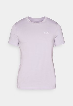 Lilac īsās piedurknēm t-krekls, izgatavots no mīksta auduma, ar apaļu kakla izgriezumu un baltu FILA logo uz kreisā krūts. Klasiskais piegriezums.