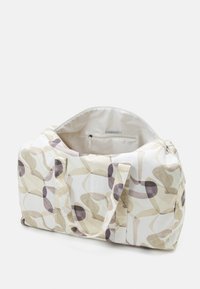 Textilní taška s abstraktním vzorem listů v tlumených barvách (krémová, béžová, hnědá). Obsahuje dvě textilní ucha a přihrádkou na zip uvnitř.