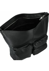 Schwarze Ledertasche mit großem, offenem Oberteil und zwei Fronttaschen. Verfügt über ein mit Reißverschluss versehenes Innenfach und eine glatte Textur.