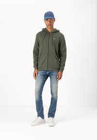 Tommy Jeans FLAG ZIP - Majica s kapuljačom i patentnim zatvaračem - fatigue green