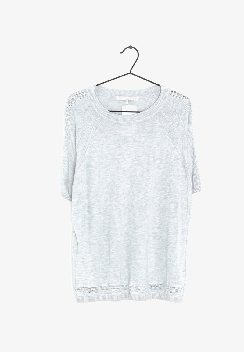 Jasnoszary dzianinowy sweter z krótkimi rękawami raglanowymi, prążkowanym dekoltem oraz teksturowymi akcentami na ramionach i u dołu. Zwisający z czarnego wieszaka.