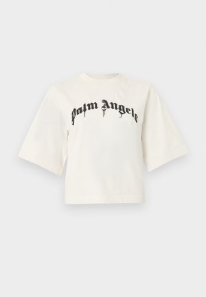 Bela prekrojena majica s širokimi rokavi in črnim gotičnim napisom "Palm Angels" čez prsni del.