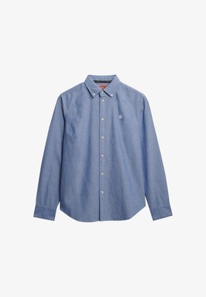 Hellblaues Langarm-Hemd aus Chambray-Stoff. Es verfügt über einen klassischen Kragen, weiße Knöpfe und ein kleines besticktes Logo auf der Brust.