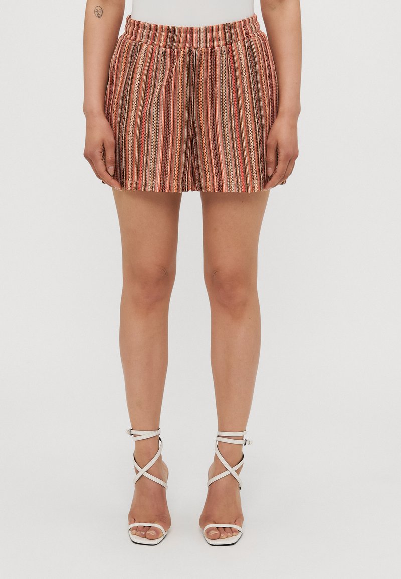 Pantaloni corti realizzati in tessuto leggero, caratterizzati da motivi a righe verticali in arancione, marrone e crema; vita elasticizzata; vestibilità rilassata.
