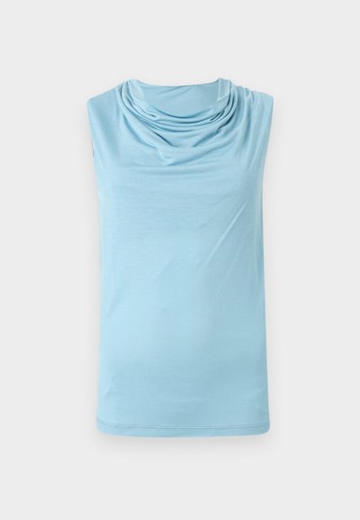 Αμάνικο ανοιχτό μπλε τοπ με ριχτό λαιμόκοψη, λείο ύφασμα και ίσια τελειώματα σε απλό φόντο.