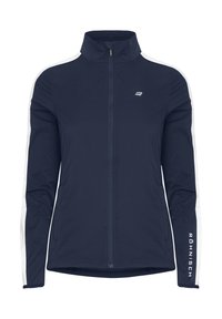 Giacca blu navy con zip anteriore, colletto alto, strisce bianche sui lati e dettaglio del logo sulla manica sinistra. Realizzata in tessuto leggero.
