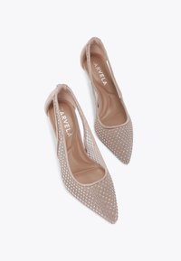 Nude szpilki typu slingback z noskiem w szpic, o siateczkowym wzorze, ozdobione małymi kryształkami. Gładkie wykończenie wewnętrzne, brak widocznych logo.