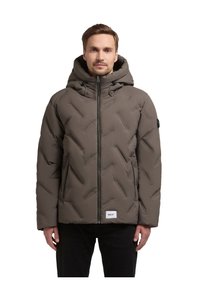 Giacca imbottita in verde oliva scuro con cappuccio, motivo a rombi obliquo e zip frontale; presenta tasche laterali e un patch con logo.
