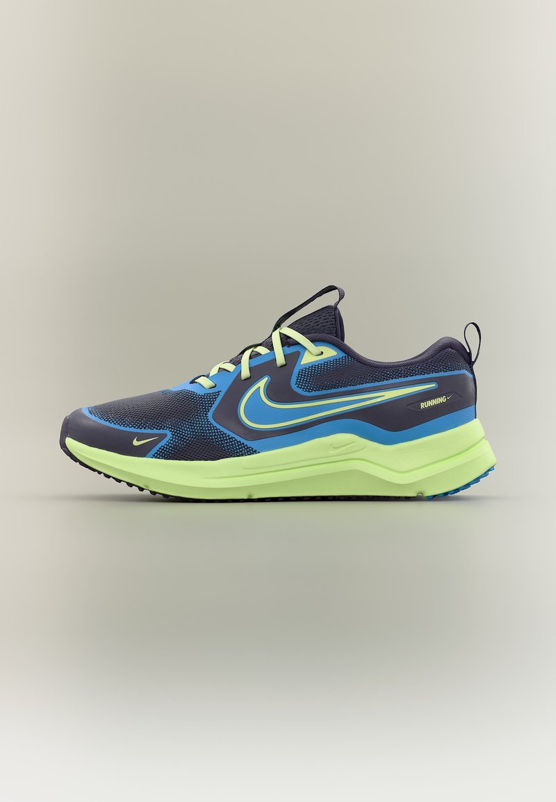 Ανδρικό παπούτσι Nike για τρέξιμο σε σκούρο μπλε χρώμα με φωτεινές πράσινες σόλες και λεπτομέρειες, με μεγάλο λογότυπο swoosh και κλείσιμο με κορδόνια.