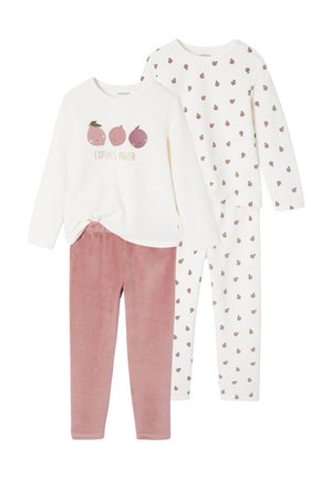 Zwei Sätze Kinderpyjamas: Der eine besteht aus einem cremefarbenen Oberteil mit Obstgrafiken und rosa Leggings; der andere hat ein cremefarbenes Oberteil und gemusterte Hosen.