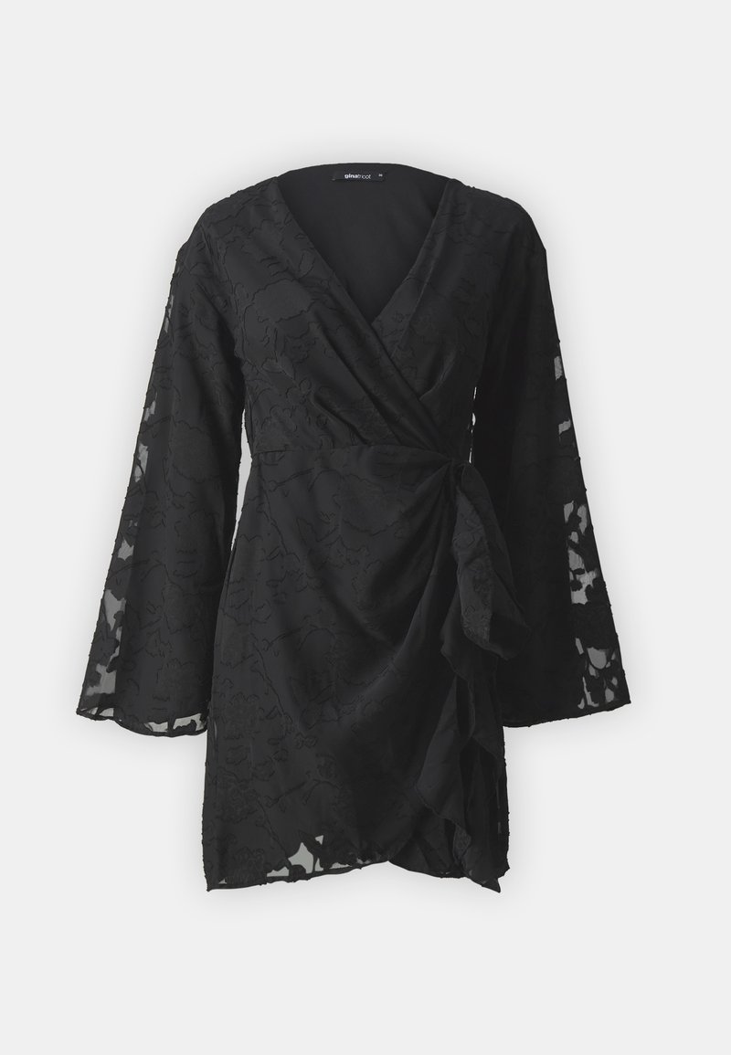 Schwarzes Wickelkleid mit langen Glockenärmel, das ein strukturiertes Blumenmuster und ein gebundenes Taillendetail aufweist. Hergestellt aus leichtem, transparentem Stoff.