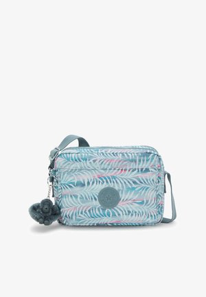 Ljusblå crossbody-väska med ett palmbladsmönster, texturerad tyg, grå logopatch, dragkedjestängning och en grå gorillanyckelring fäst.
