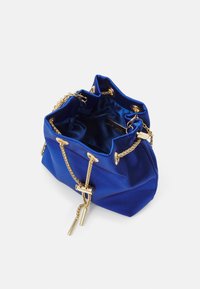 Sacca in satin blu con accenti in catena dorata, apertura stringata, e rivestimento interno. Presenta dettagli in hardware dorato e una forma arrotondata.