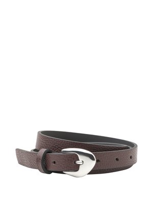Cintura in pelle marrone texture con fibbia argentata curva, arrotolata con fori di regolazione visibili e passante nero.
