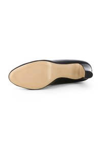 Scarpa nera con tacco alto, con tomaia in pelle liscia e suola in gomma beige con motivi a righe orizzontali per un migliore grip.