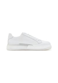 Baskets blanches en cuir lisse, avec une semelle transparente, un bout arrondi, un laçage à l'avant et un design minimaliste.