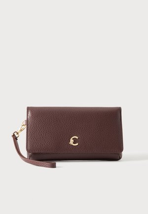 Mørkebrunt tekstureret læder armbåndspung med guldlås og lille gyldent "C" logo på forreste klap.