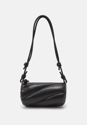 Schwarze Lederhandtasche mit zylindrischer Form, mit einem gedrehten Design und geknoteten Grifffronten. Glatte Textur mit goldenen Beschlägen.