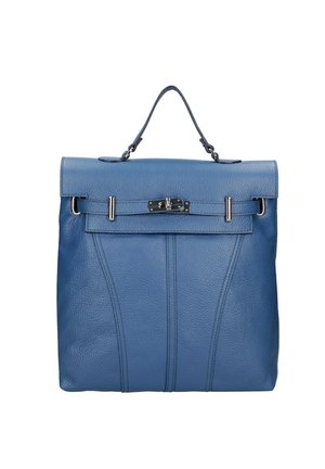 Sac à main en cuir bleu avec poignée supérieure, rabat avant et fermeture à tourniquet argentée sur fond blanc.