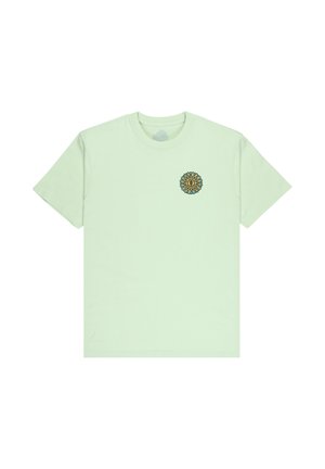 T-shirt verde chiaro a maniche corte con una piccola grafica colorata di un sole e il simbolo della pace sul petto a sinistra.